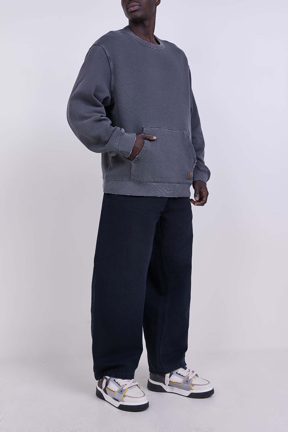 תמונת כל הלוק של מכנסיים ארוכים ברנדון